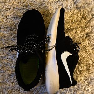 Nike Roshe One Women’s Lightweight Shoes